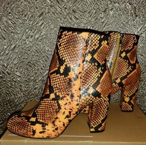 NWT Trendy snake chunky heel ankle boot size 8
